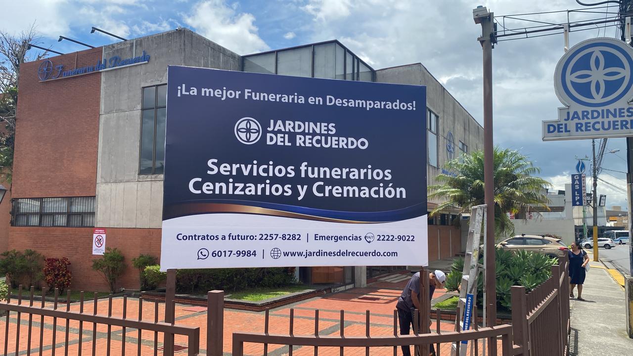 Rótulo exterior instalado producido por Impresos BYRONALLEN