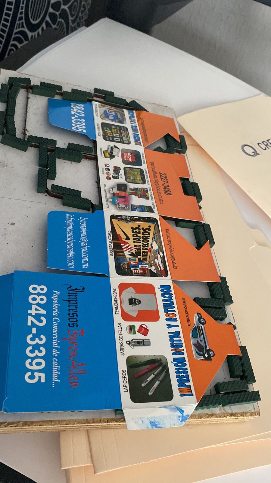 Tarjetas troqueladas y laminadas con acabado impreso por Impresos BYRONALLEN